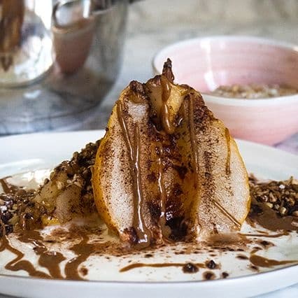 Pera cotta, cannella, yogurt greco e burro di nocciole