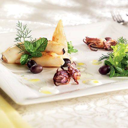 Insalatina di calamaretti e olive con salsa allo yogurt e misticanza