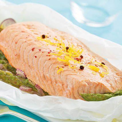 Cartocci di filetti di salmone alle punte di asparagi
