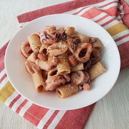 Mezzi rigatoni con fagioli e calamari