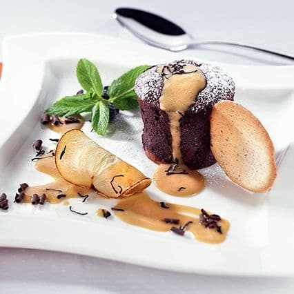 Dolce al cioccolato e pere con salsa al tè e rum