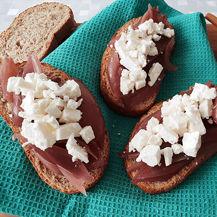 Crostini con cipolle caramellate e formaggio
