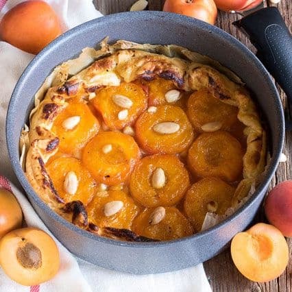 Torta di sfoglia con albicocche e marmellata