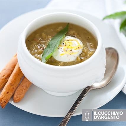 Zuppa di piselli con panna acida al limone e grissini alla pancetta affumicata