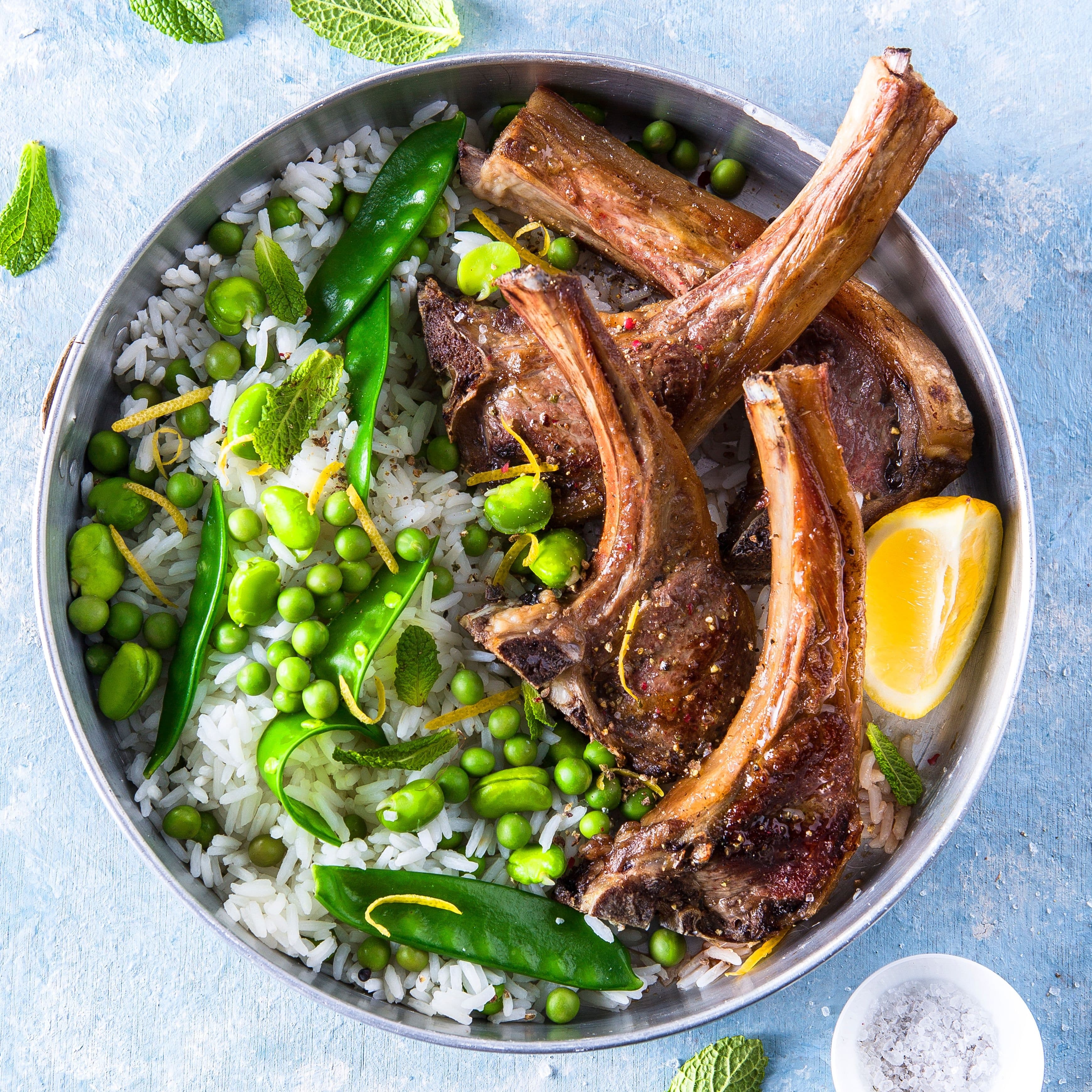 Costolette di agnello al limone, riso e verdure
