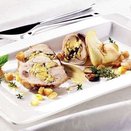 Coscette di coniglio farcite al basilico con salsa ai funghi porcini