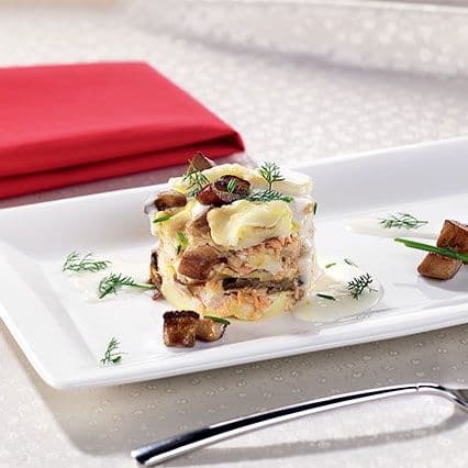 Fagottino di lasagne con robiola, salmone e funghi porcini