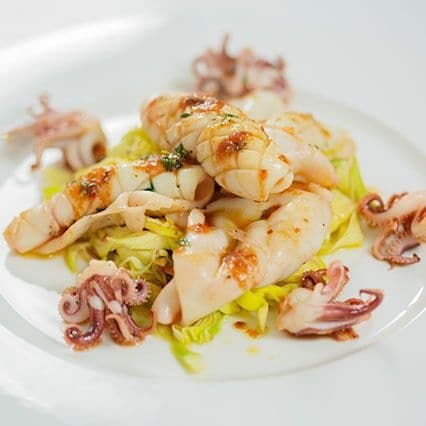 Calamaro scottato su insalatina di carciofi