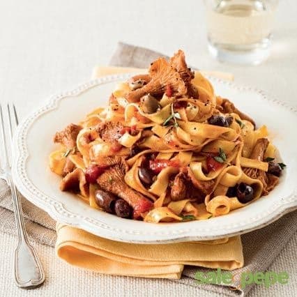 Fettuccine con sugo di finferli e olive