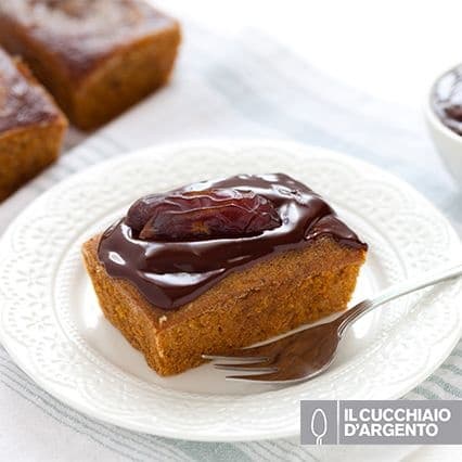 Pudding ai datteri e zenzero con salsa al cioccolato