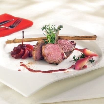 Lombata di agnello al vino rosso con insalata di pere alla cannella