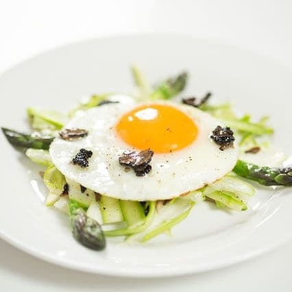 Uovo con tartufo e asparagi