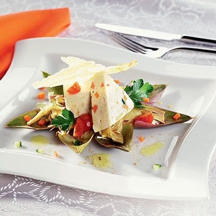 Terrina di pollo e verdura con insalata di carciofi e croccante di grana padano