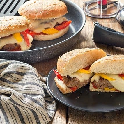 Hamburger saporito con peperoni e formaggio