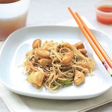 Spaghetti di riso con pollo e mandorle