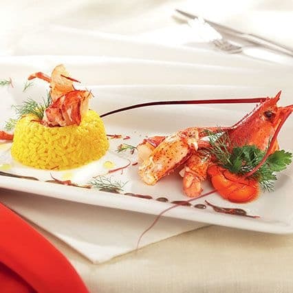Timballo di riso allo zafferano con astice caramellato all'aceto balsamico