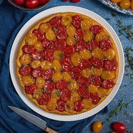 Tarte tatin salata con pomodorini