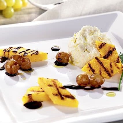 Baccalà mantecato con crostini di polenta grigliati e uva all'aceto balsamico