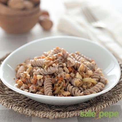 Fusilli con ragù di verdure alle noci