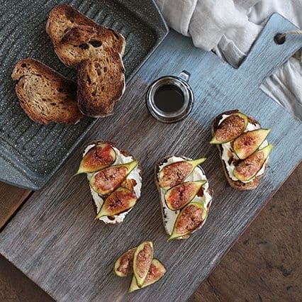 Bruschette al Caprino e Fichi con Mosto d'Uva