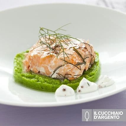 Filetto di salmone con salsa al pepe rosa e crema di piselli al limone